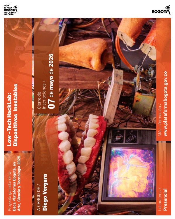 Imagen vertical orientada a la izquierda (rotada 90 grados a la izquierda) que es un cartel promocional del laboratorio "Low-Tech HackLab: Dispositivos Inestables". El fondo es una fotografía de una instalación artística compleja y caótica que combina tecnología antigua y elementos biológicos sintéticos: un gran modelo de dentadura humana (encías rojas y dientes blancos) de pie, un monitor de televisión pequeño y vintage que muestra una imagen psicodélica abstracta, bloques de madera con componentes electró