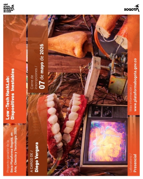Imagen vertical orientada a la izquierda (rotada 90 grados a la izquierda) que es un cartel promocional del laboratorio "Low-Tech HackLab: Dispositivos Inestables". El fondo es una fotografía de una instalación artística compleja y caótica que combina tecnología antigua y elementos biológicos sintéticos: un gran modelo de dentadura humana (encías rojas y dientes blancos) de pie, un monitor de televisión pequeño y vintage que muestra una imagen psicodélica abstracta, bloques de madera con componentes electró